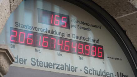 Die Schuldenuhr des Bundes der Steuerzahler 2015 in Berlin. Hier noch über der zwei Billionen Marke. 