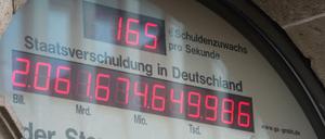 Die Schuldenuhr des Bundes der Steuerzahler 2015 in Berlin. Hier noch über der zwei Billionen Marke. 