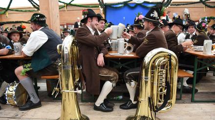 Musiker in Tracht am Sonntag in einem Bierzelt auf dem Oktoberfest in München. Auch Schwule willkommen? 
