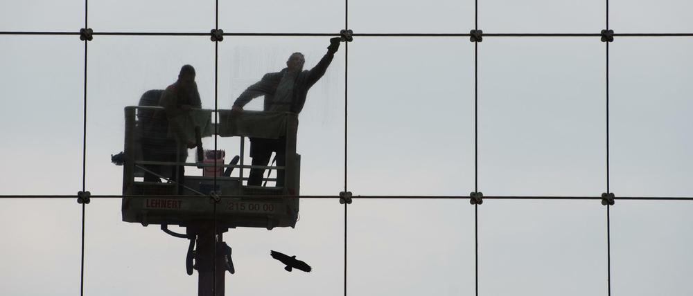 Zwei Gebäudereiniger in Dresden.