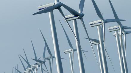 Propellerfront. Windräder prägen viele norddeutsche Landstriche.