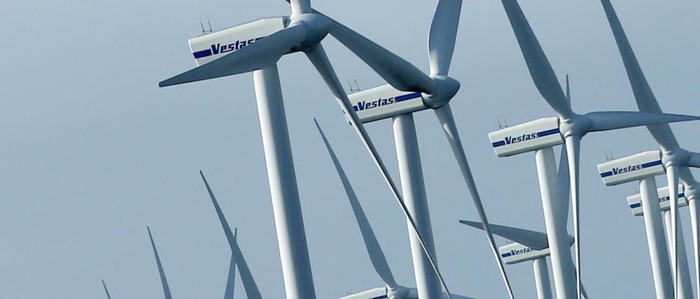 Propellerfront. Windräder prägen viele norddeutsche Landstriche.