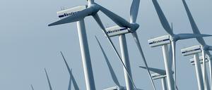 Propellerfront. Windräder prägen viele norddeutsche Landstriche.