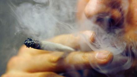 Person beim Konsum von Marihuana. (Symboldbild)