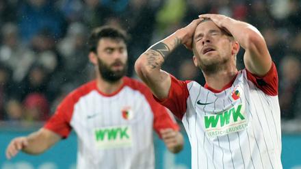 Daneben gegriffen? Augsburgs Daniel Baier.