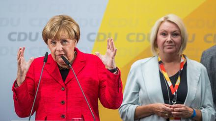 CDU-Politikerinnen Angela Merkel (links), Karin Strenz im Bundestagswahlkampf.