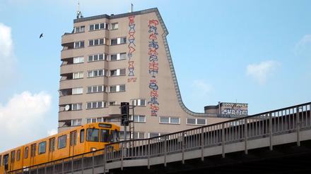 Graffiti der Berlin Kidz an einem Eckhaus am Halleschen Tor in Berlin-Kreuzberg. 