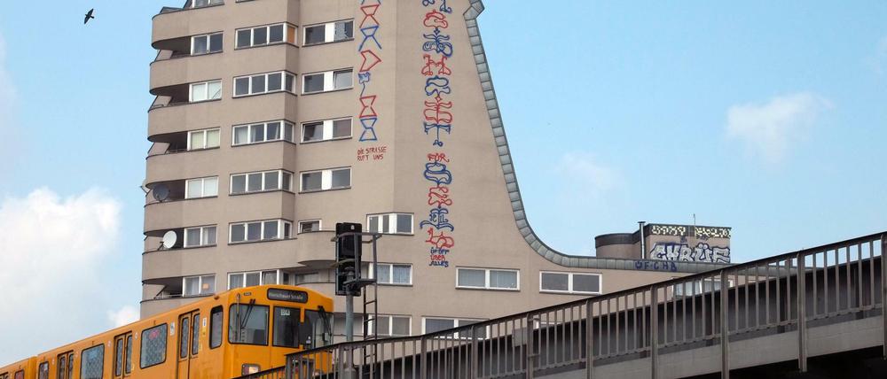 Graffiti der Berlin Kidz an einem Eckhaus am Halleschen Tor in Berlin-Kreuzberg.