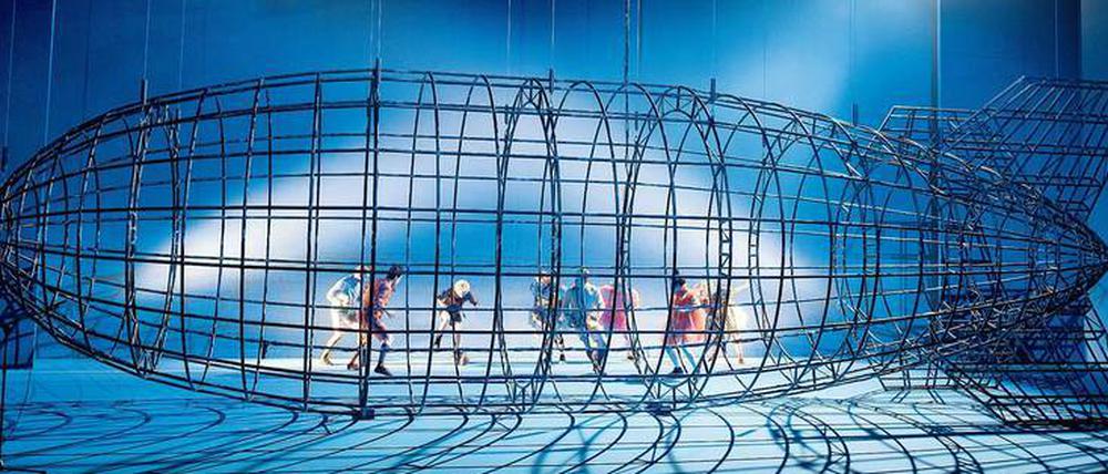Gerippe, Gerüst und Gefängnis. Szene aus Herbert Fritschs "Zeppelin"
