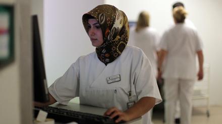 Am Arbeitsplatz erleben Musliminnen und Muslime am häufigsten Zurücksetzung.
