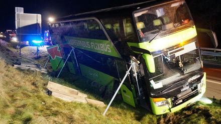 Der verunglückte Reisebus war mit ungefähr 70 Menschen besetzt.