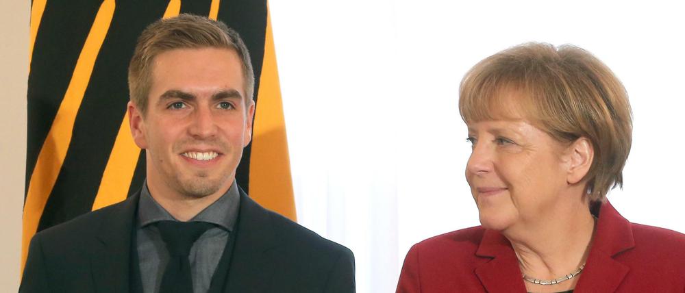 Er Philosoph, sie Kanzlerin: Als Kapitän der Nationalmannschaft bekam Philipp Lahm von Angela Merkel 2014 das Silberne Lorbeerblatt überreicht.