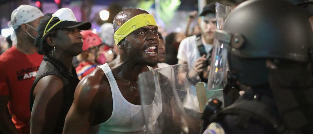Demonstranten vor Polizisten in St.Louis. 
