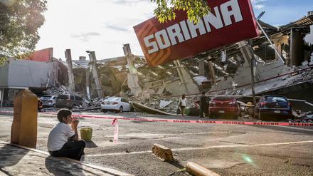 Ein Junge sitzt vor den Trümmern eines eingestürzten Supermarktes im Stadtteil Tasquena im Süden von Mexiko-Stadt.
