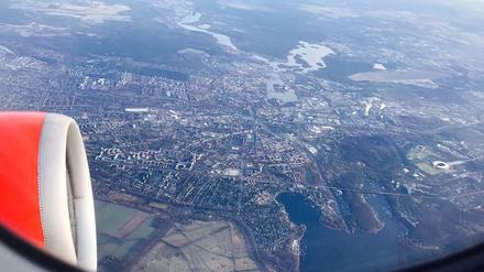 Einflugschneise Spandau: Rechts der Flughafen Tegel.