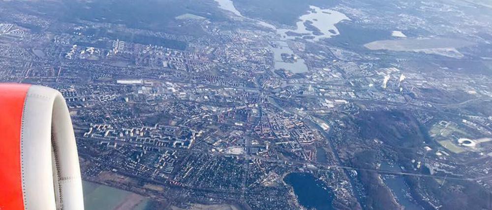 Einflugschneise Spandau: Rechts der Flughafen Tegel. 