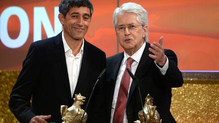 Die Moderatoren Ranga Yogeshwar (links) und Frank Elstner wurden für ihre "Naturwunder"-Show 2013 mit einer "Goldenen Henne" ausgezeichnet.