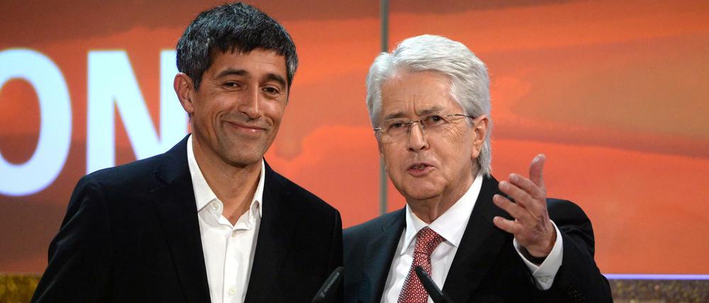 Die Moderatoren Ranga Yogeshwar (links) und Frank Elstner wurden für ihre "Naturwunder"-Show 2013 mit einer "Goldenen Henne" ausgezeichnet.