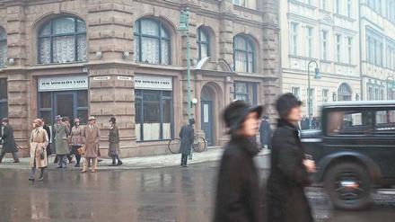 Friedrichstraßen-Eck. Für "Babylon Berlin" wurde eine komplexe Straßenkulisse gebaut, in der auch 360-Grad-Schwenks ausgeführt werden können.