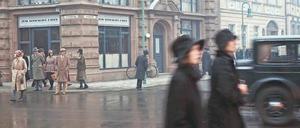 Friedrichstraßen-Eck. Für "Babylon Berlin" wurde eine komplexe Straßenkulisse gebaut, in der auch 360-Grad-Schwenks ausgeführt werden können.