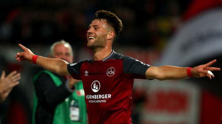 Der Nürnberger Eduard Löwen jubelt über seinen Treffer zum 1:1. 