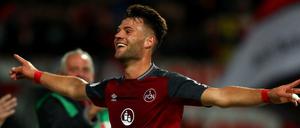 Der Nürnberger Eduard Löwen jubelt über seinen Treffer zum 1:1. 
