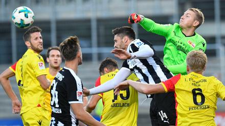 In Bedrängnis. Jakob Busk und der 1. FC Union hatten sich den Aufstieg in die Bundesliga zum Ziel gesetzt, doch so spielt die Berliner Mannschaft bisher noch nicht.