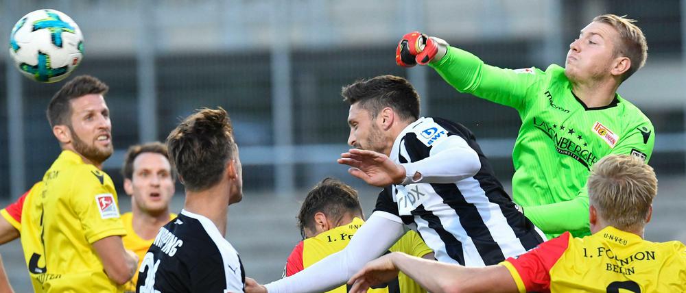 In Bedrängnis. Jakob Busk und der 1. FC Union hatten sich den Aufstieg in die Bundesliga zum Ziel gesetzt, doch so spielt die Berliner Mannschaft bisher noch nicht.