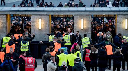 Vor den Bundesligastadien gibt es strenge Sicherheitskontrollen – wie hier in Berlin.