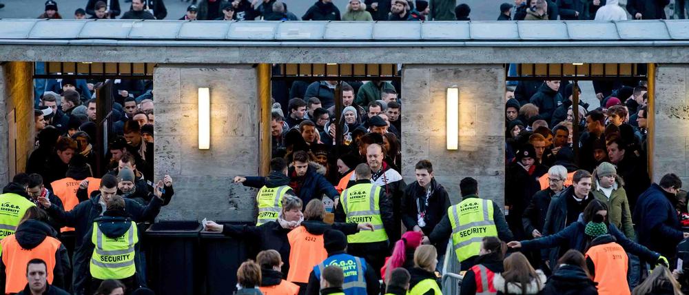 Vor den Bundesligastadien gibt es strenge Sicherheitskontrollen – wie hier in Berlin.