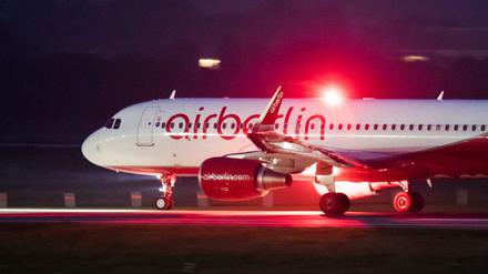 Eine Maschine von Air Berlin startet in Düsseldorf.
