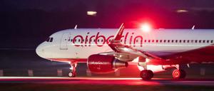 Eine Maschine von Air Berlin startet in Düsseldorf.