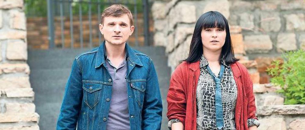 Die Erben im Visier. Kommissar Lanner (Florian Lukas) und Polizistin Carola (Anna Fischer) auf dem Weg zur Villa des ermordeten Bauunternehmers.