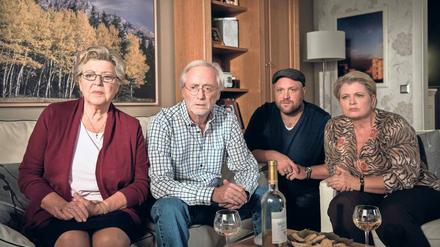 Staunen. Familie Beimer (Marie-Luise Marjan, Joachim Hermann Luger, Moritz A. Sachs) sieht Hochrechnungen.