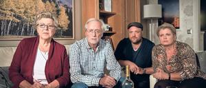 Staunen. Familie Beimer (Marie-Luise Marjan, Joachim Hermann Luger, Moritz A. Sachs) sieht Hochrechnungen.
