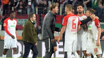 Nach dem Spiel wies Leipzigs Trainer Ralph Hasenhüttl (Mitte) Augsburgs Kapitän Daniel Baier (rechts)zurecht. Augsburg gewann mit 1:0. 