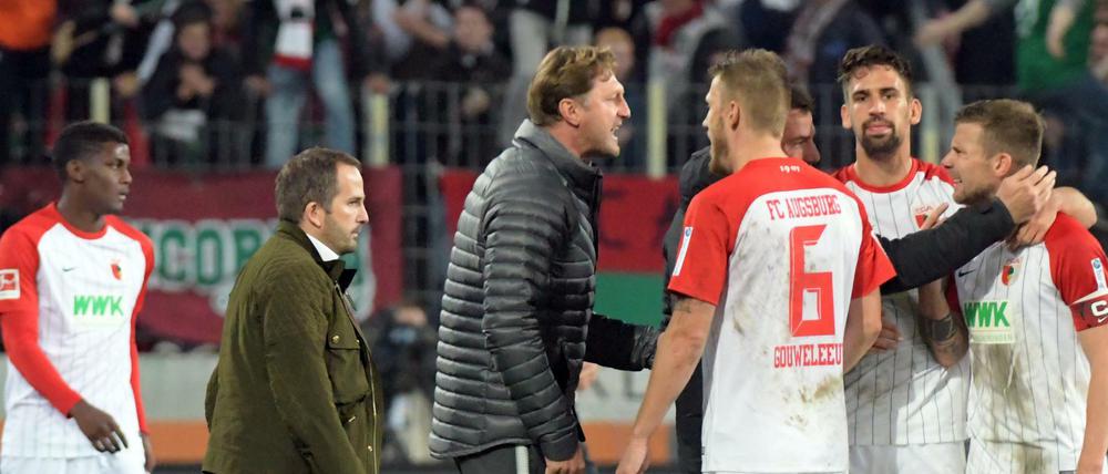 Nach dem Spiel wies Leipzigs Trainer Ralph Hasenhüttl (Mitte) Augsburgs Kapitän Daniel Baier (rechts)zurecht. Augsburg gewann mit 1:0.