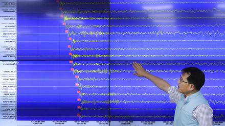 Bereits Anfang September hatte es ein künstlich ausgelöstes Erdbeben in Nordkorea gegeben. Nordkorea hatte nach eigenen Angaben erneut eine Wasserstoffbombe gezündet. 