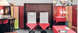 Wahl mit Bierhumpen. Bei der letzten Bundestagswahl wurde auch in der Kneipe "Altmark Eck" in Steglitz abgestimmt.