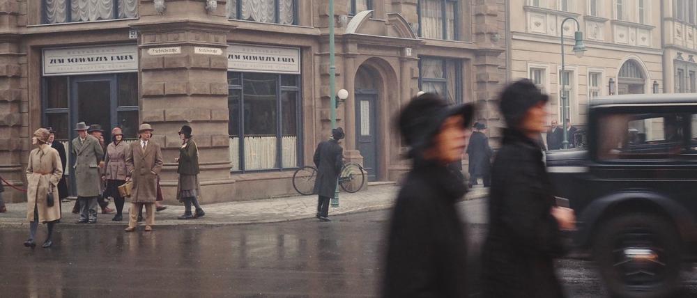 Friedrichstraße Ecke Leipziger. Die Hausfassaden bilden nicht reale Gebäude ab. Sie sind nur gut nachempfunden. 