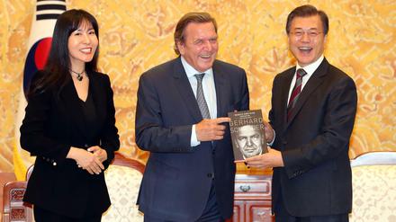 Darüber könnte man Bücher schreiben! Gerhard Schröder (M.) stellt in Seoul seine Biographie vor, und mit ihm freuen sich der südkoreanische Präsident Moon Jae-in und die Dolmetscherin Soyeon Kim, die nun seine neue Liebe ist. 