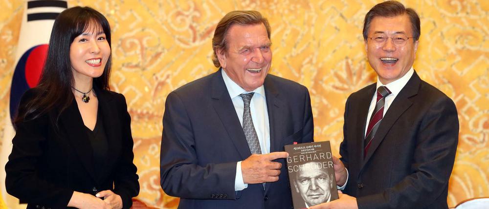 Darüber könnte man Bücher schreiben! Gerhard Schröder (M.) stellt in Seoul seine Biographie vor, und mit ihm freuen sich der südkoreanische Präsident Moon Jae-in und die Dolmetscherin Soyeon Kim, die nun seine neue Liebe ist.