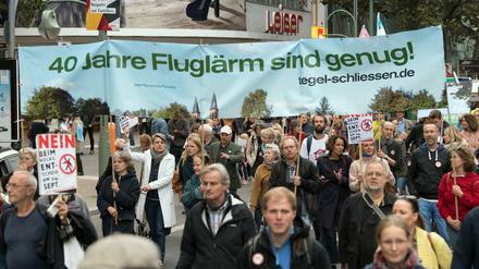 Verschiedene Bürgerinitiativen demonstrierten am Dienstag auf dem Kudamm für eine Schließung des Flughafens Tegel. 