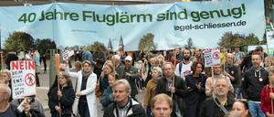 Verschiedene Bürgerinitiativen demonstrierten am Dienstag auf dem Kudamm für eine Schließung des Flughafens Tegel. 