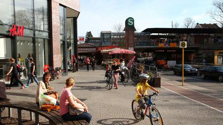 Enge zwischen S-Bahnhof, Straße, Bushaltestelle, Radweg ... 