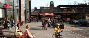 Enge zwischen S-Bahnhof, Straße, Bushaltestelle, Radweg ... 