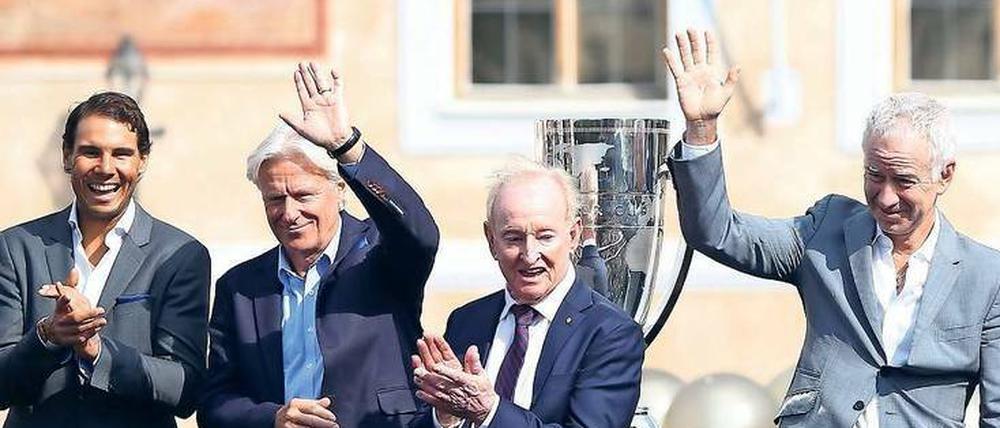 Tennis-Legenden unter sich: Namensgeber Rod Laver steht zwischen den Kapitänen der Mannschaften Björn Borg (links) und John McEnroe (rechts).