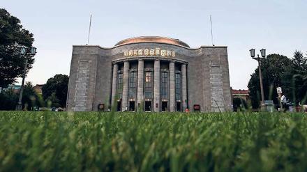 Die Volksbühne am Rosa-Luxemburg-Platz.