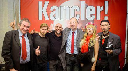 Partei-Mitglieder mit ihrem Chef Martin Sonneborn (4. v. l.)