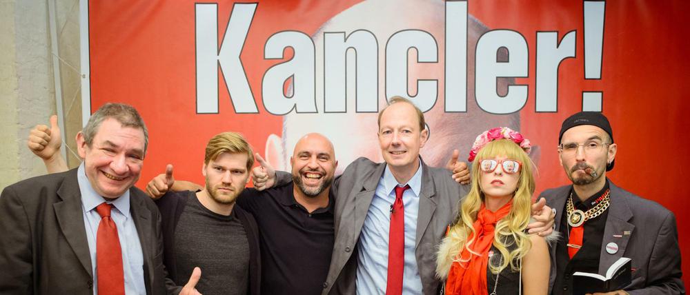 Partei-Mitglieder mit ihrem Chef Martin Sonneborn (4. v. l.)